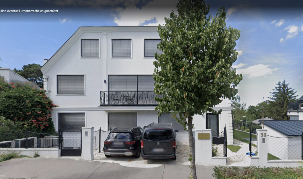Die Klinik Harik-Chraim für Orthopädische und Plastische Chirurgie im 19. Bezirk in Wien, Außenansicht, ein weisses Haus mit grauen Rolläden, ein hoher Baum steht rechts davor