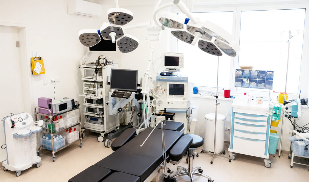 Der OP-Saal der Klinik harik-Chraim, zwei OP-Lampen, eine schwarze Liege